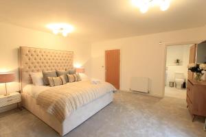 een grote slaapkamer met een groot bed en een dressoir bij Cabot Mews Apartment 8 in Bristol