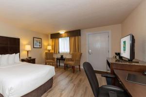 Postel nebo postele na pokoji v ubytování Quality Inn & Suites