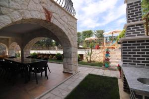 un patio con mesa y sillas en un edificio de piedra en Villa TN - Fethiye, en Fethiye