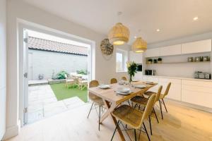a kitchen and dining room with a table and chairs at Beautiful 3 Bedroom Luxury House On The Quayside Of The Harbour in Bristol