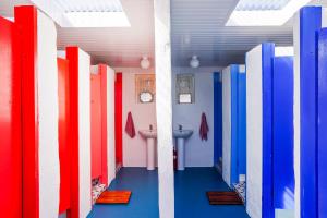 - un couloir avec des cloisons colorées dans la salle de bains dans l'établissement Retro Caravans at Valentia Island Escape, à Île de Valentia