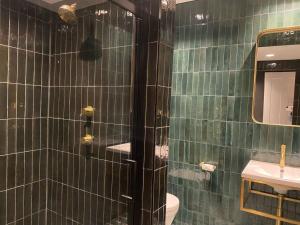 un bagno piastrellato verde con servizi igienici e lavandino di Modern and Bright Three Bed Apartment a Bristol