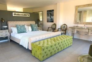 Tempat tidur dalam kamar di Villa du Soleil Plettenberg Bay