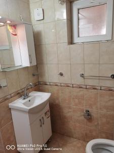 y baño con lavabo y aseo. en ВИЛА ЕДЕЛВАЙС, en Chiflik