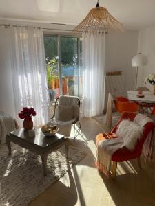 sala de estar con sofá y mesa en Bel appartement en résidence avec 3 piscines, en Mandelieu-la-Napoule