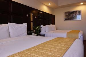 pokój hotelowy z 2 łóżkami z białą pościelą w obiekcie Comfort Inn Puebla Centro Historico w mieście Puebla