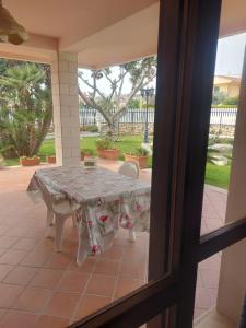 einen Tisch und Stühle auf einer Terrasse in der Unterkunft A casa di Franco in Marina di Ragusa