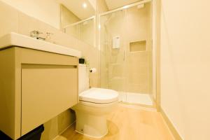 uma casa de banho branca com um WC e um chuveiro em Grange Rd Flat 1 one bedroom flat em Bristol