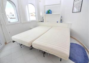 エンプリアブラバにあるRNET - Port Primer Empuriabravaの窓2つ付きの客室で、白いベンチが備わります。