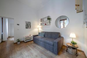 ein Wohnzimmer mit einem Sofa und einem Spiegel in der Unterkunft City centre Beautiful house with garden in Bologna