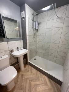 Ένα μπάνιο στο Montague central one bedroom flat with parking