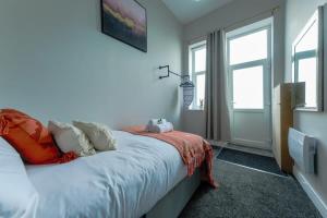 a bedroom with a bed and a window at 526 Gloucester Flat 1 - Hopewell in Bristol