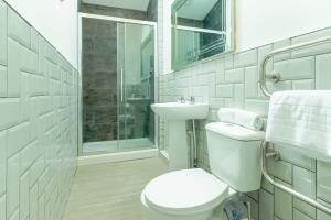 布里斯托的住宿－526 Gloucester Flat 2- Hopewell，白色的浴室设有卫生间和水槽。