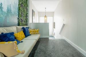 布里斯托的住宿－526 Gloucester Flat 2- Hopewell，客厅配有带黄色和蓝色枕头的沙发