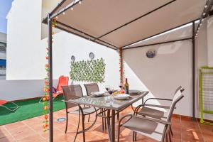Un comedor con mesa y sillas en Estudio 1 D en el centro de Nerja, en Nerja