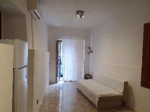 - un salon avec un canapé et un réfrigérateur dans l'établissement Peri Peri Holiday Home Catania, à Catane