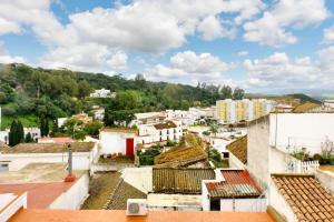 vistas a la ciudad desde el techo de un edificio en 5 bedrooms house with city view furnished terrace and wifi at Alcala de los Gazules, en Alcalá de los Gazules