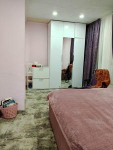 um quarto com uma cama e um quarto com uma cómoda em Nice home in centre em Yerevan