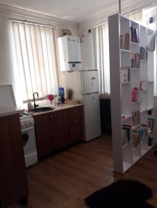 uma cozinha com um frigorífico branco e um fogão em Nice home in centre em Yerevan