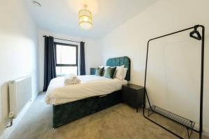 um quarto com uma cama e um espelho grande em Hotwells apartments flat 3 - Hopewell em Bristol