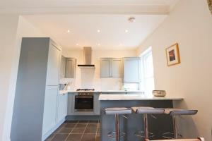 Dapur atau dapur kecil di Spacious 2 storey penthouse flat, fantastic views!