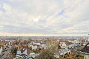 Pemandangan dari udara bagi Spacious 2 storey penthouse flat, fantastic views!