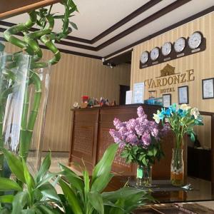 - un hall avec des vases de fleurs sur une table dans l'établissement Hotel Vardonze, à Boukhara