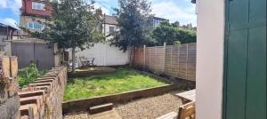a backyard with a garden with a fence at Stylish 3 bedroom Terraced house in Lime road in Bristol
