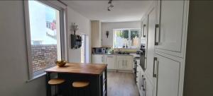 A kitchen or kitchenette at Stylish 3 bedroom Terraced house in Lime road