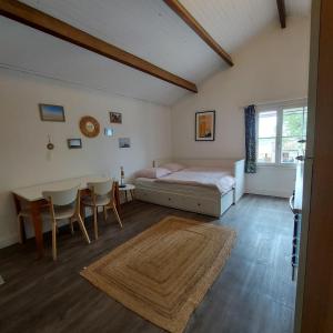 1 dormitorio con 1 cama, mesa y sillas en Mas Constantin en Salin-de-Giraud
