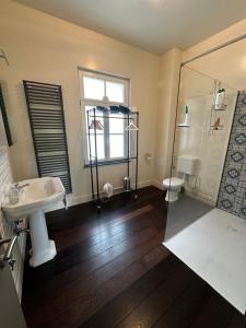 La salle de bains est pourvue d'une douche, d'un lavabo et de toilettes. dans l'établissement Chambre hôte, à Bruxelles
