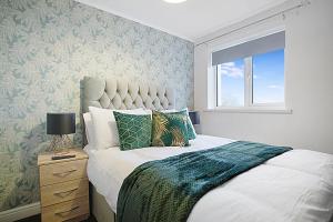 Un dormitorio con una cama grande y una ventana en Deerness Viewpoint-Your Scenic Retreat in Brandon en Durham