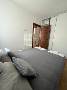 Llit o llits en una habitació de Divčinova Apartman 008