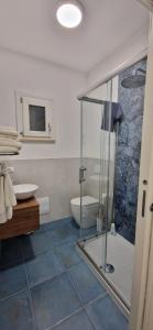 uma casa de banho com um chuveiro, um WC e um lavatório. em Casa Vacanze Marinella Beach em San Vito lo Capo