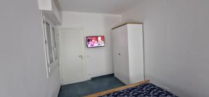 um quarto com uma cama e uma fotografia na parede em Casa Vacanze Marinella Beach em San Vito lo Capo