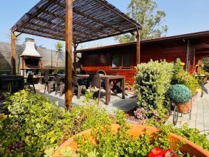 un patio con tavolo e sedie in un giardino di VilleLay Alojamento VNG a Vila Nova de Gaia