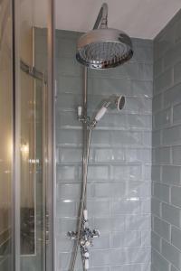 uma casa de banho com uma cabeça de chuveiro em Skerrow em New Galloway