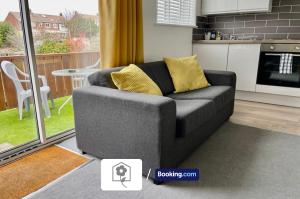 Gallery image of Netley Village Apartment By Your Stay Solutions Short Lets & Serviced Accommodation Netley Southampton With Free Wi-Fi in Southampton