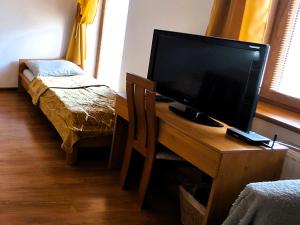 A television and/or entertainment centre at Penzión Villa Agnes