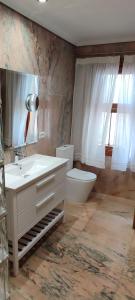 ベニカシムにあるVillabeniのバスルーム(洗面台、トイレ、鏡付)