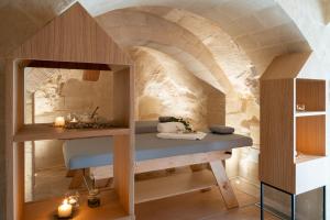 um pequeno quarto com uma mesa e uma prateleira em Cenobio Hotel & SPA Matera em Matera