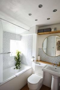 a bathroom with a tub and a toilet and a sink at One bedroom flat in Cambridge court in Bristol