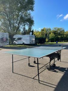 a ping pong table in a parking lot with a trailer at Reisemobil Zentrum Berlin in Berlin