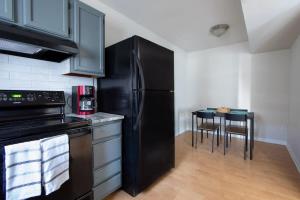 Kuchyň nebo kuchyňský kout v ubytování Sojourn 2 Bedroom Townhouse in Virginia Beach