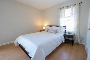 A bed or beds in a room at Sojourn 2 Bedroom Townhouse in Virginia Beach