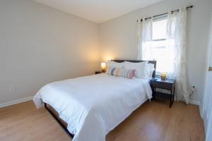 Postel nebo postele na pokoji v ubytování Sojourn 2 Bedroom Townhouse in Virginia Beach