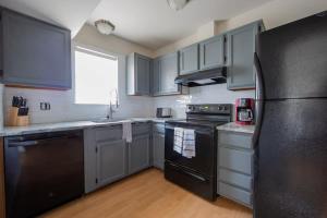 A kitchen or kitchenette at Sojourn 2 Bedroom Townhouse in Virginia Beach