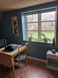 comedor con mesa y ventana en Skolevænget 35, en Skjern