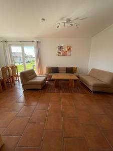 ein Wohnzimmer mit 2 Sofas und einem Tisch in der Unterkunft Ostseeblick - b44574 in Holnishof