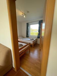 Kleines Zimmer mit einem Bett und einem Fenster in der Unterkunft Ostseeblick - b44574 in Holnishof